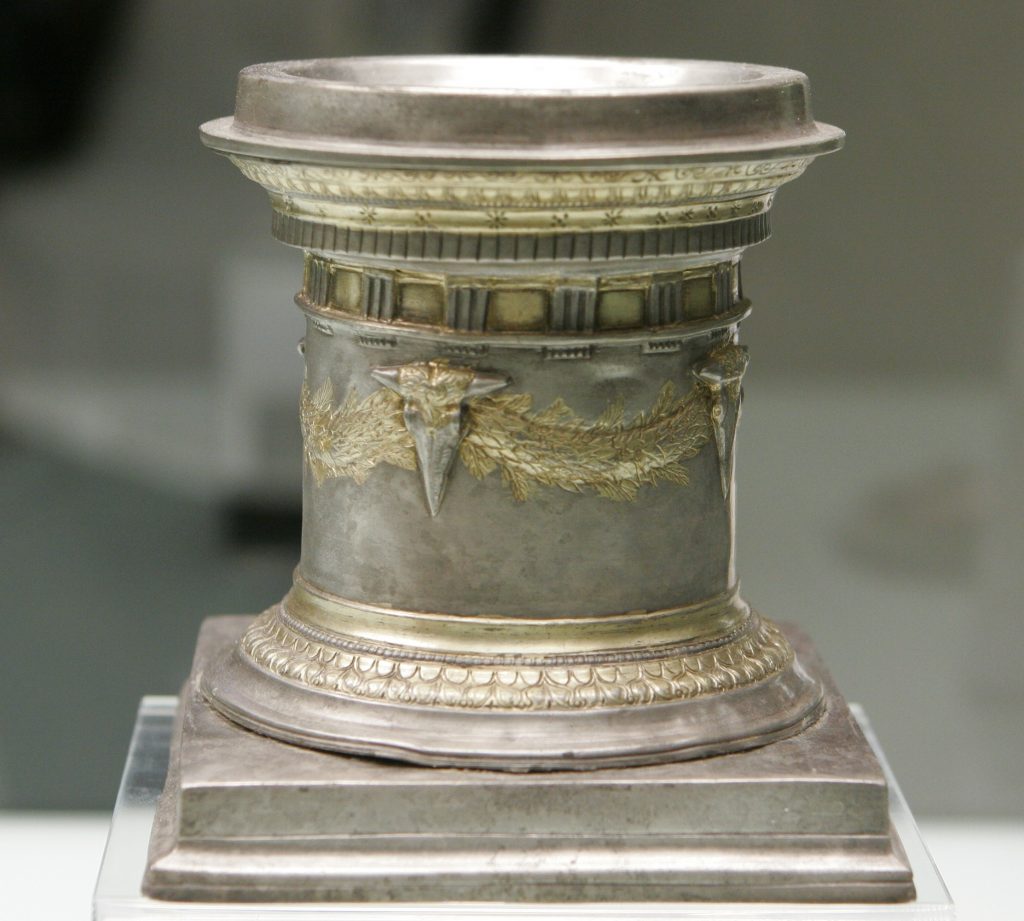 3 Altare miniaturistico in argento con dorature del Tesoro di Eupolemo eta ellenistica Museo Archeologico Regionale di Aidone foto Serena Raffiotta LADRI DEL PASSATO