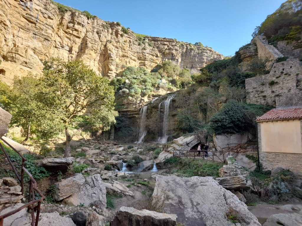 Vista della cascata dei mulini e dei ruderi dellacquedotto saraceno. Fonte G. Lombardo CANYON E CASCATE DELLE DUE ROCCHE: BELLEZZA NATURALE A CORLEONE