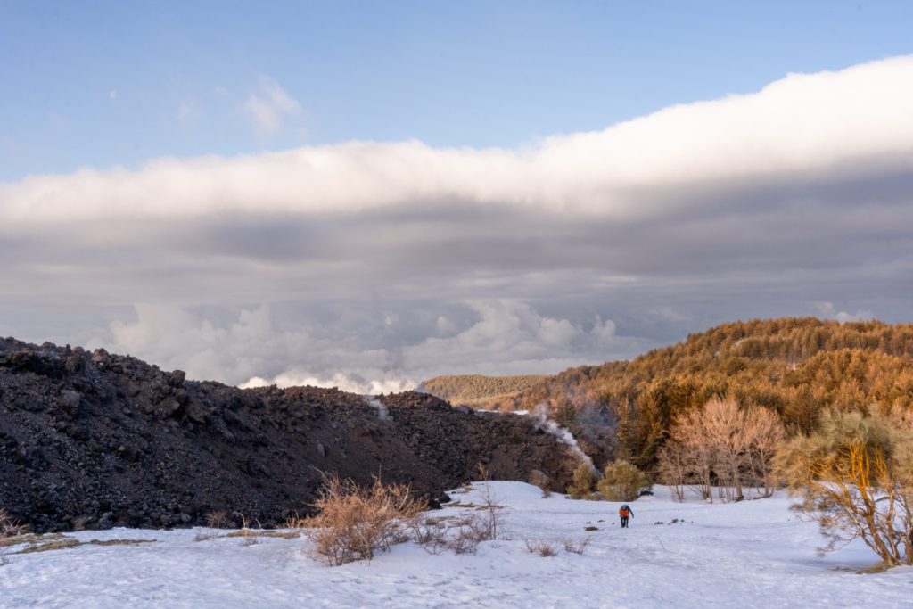 Colata con nuvole sullo sfondo